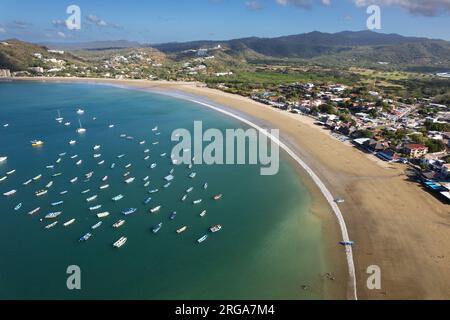 Grüne Bucht mit Blick auf die Yachten aus der Vogelperspektive mit Blick auf die Hügellandschaft Stockfoto