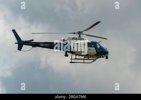 Speck-Fehraltorf, Zürich, Schweiz, 1. Juli 2023 HB-ZKZ Polizei Eurocopter AS350-B3 über einem kleinen Flugplatz Stockfoto