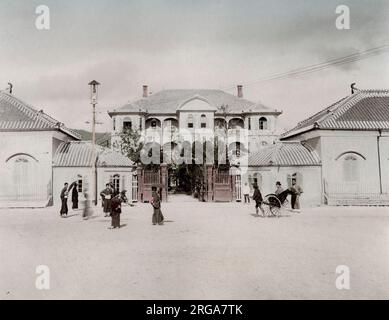 Das Tor zum Hotel in Kyoto Japan. Vintage 19. Jahrhundert Foto. Stockfoto