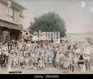 Kinder in der Festparade, Japan. Vintage 19. Jahrhundert Foto. Stockfoto