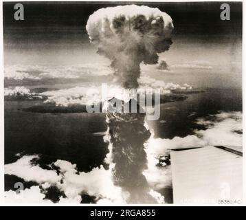 Pilzwolke nach der Auslenkung der Nagaski Atombombe, Japan, 2. Weltkrieg Stockfoto