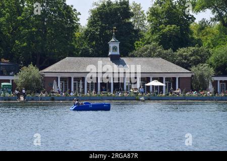 London, Großbritannien. 9. Juni 2023 Der Serpentine Lake im Hyde Park an einem warmen Tag. Stockfoto