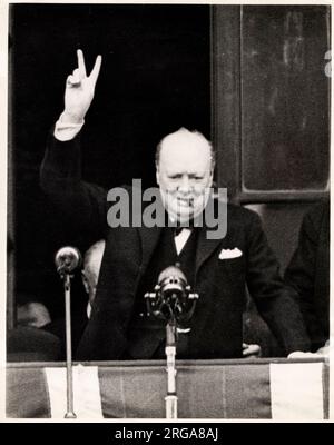 Der britische Premierminister Winston Churchill grüßt seinen V for Victory Stockfoto