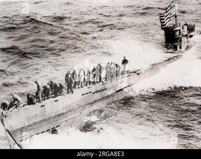 Vintage-Foto des Zweiten Weltkriegs - U-Boot der US-Marine, Besatzung an Deck. Stockfoto