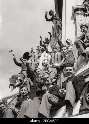 Vintage World war II Photograph - Menschenmengen in London am Tag VE, Ende des Krieges in Europa Stockfoto