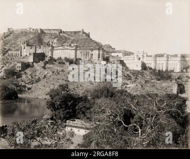 Fort in Umber Amber Amer in der Nähe von Jaipur Indien mit Blick auf den See. Vintage 19. Jahrhundert Foto. Stockfoto