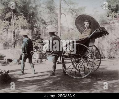 Junge Frau, die in einer Rikscha gezogen wird, Japan. Vintage 19. Jahrhundert Foto. Stockfoto