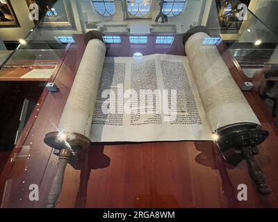 Amsterdam, Niederlande. 6. August 2023. Die Tora, die heilige Schrift der jüdischen Religion. Hochwertiges Foto Stockfoto