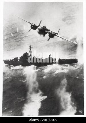 Vintage-Foto des Zweiten Weltkriegs - B25-Bomber greift japanisches Schiff im Chinesischen Meer an Stockfoto