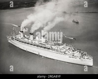 Vintage-Foto des Zweiten Weltkriegs - Ozeandampfer Queen Mary kehrt nach dem Krieg nach Southampton zurück, nachdem sie als Truppenschiff eingesetzt wurde. Stockfoto