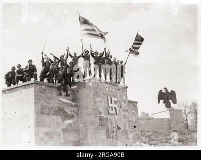 Vintage-Foto des Zweiten Weltkriegs - erster jaapanesischer Gefangener auf Iwo Jima - im Falle einer Explosion bis zum Rand des Muschellochs gezogen. Spielten tot für eineinhalb Tage. Stockfoto