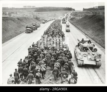 Zweiter Weltkrieg Deutsche Kriegsgefangene auf der Autobahn bei Giesen Stockfoto