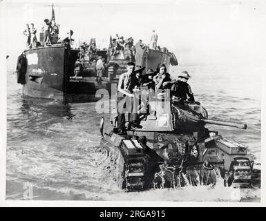 Vintage-Foto des Zweiten Weltkriegs - Panzer, der von einem Landungsschiff an Land kommt, Westfront um 1944 Stockfoto