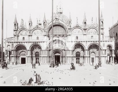Vintage 19. Jahrhundert Fotografie - Fütterung Tauben auf dem Markusplatz, Venedig, Italien, vor der Kathedrale. Stockfoto