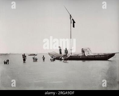 Pflücken von Schalentieren auf dem Meeresgrund, Japan, Ende des 19.. Jahrhunderts. Stockfoto