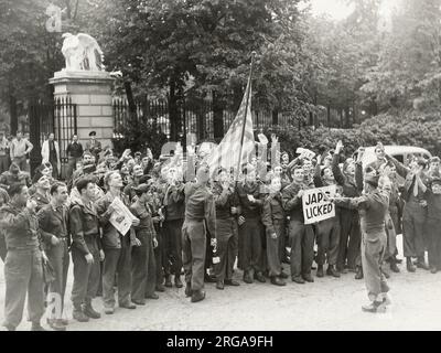 Vintage World war II Photograph - amerikanische Truppen in London feiern den Sieg über Japan, VJ Day. Stockfoto