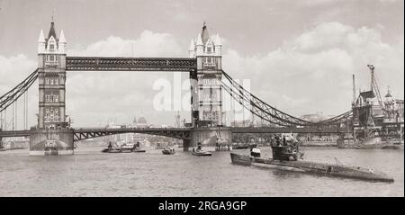 Vintage-Foto aus dem Zweiten Weltkrieg - das deutsche U-Boot U776 fährt unter der Tower Bridge London Stockfoto
