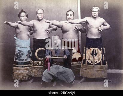 C. in 1880s Japan - Sumo-ringer und Schiedsrichter Stockfoto