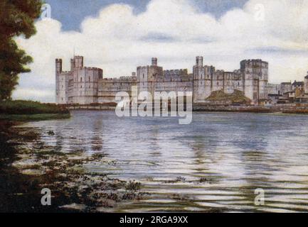 Caernarfon Castle, North Wales - eine mittelalterliche Festung, erweitert und befestigt in Stein von König Edward I. von England im späten 13.. Jahrhundert. Stockfoto