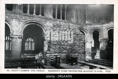 WW1 - Angriff auf London - St. Batholomew der große - Rahere's Tomb wurde 1915 durch Bombenangriffe vor Schäden geschützt. Unter der Androhung eines Angriffs aus der Luft wurden einige der Schätze Londons hinter Sandsäcken verborgen. Im Gegensatz zu den meisten Londoner Sehenswürdigkeiten kam St Bart’s jedoch der Zerstörung sehr nahe. Am 8. September 1915 fiel die größte Bombe, die bisher auf London abgeworfen wurde, von Zeppelin L13 auf Batholomews Close. Die Bombe aus dem Jahr 660lb verursachte enorme Schäden, indem sie ein etwa 1,2 Meter tiefes Loch schuf, eine lokale Druckerei auslötete, Ladenfronten zerschlug und Fenster zerschmetterte. Rahere gründete die Kirche Stockfoto