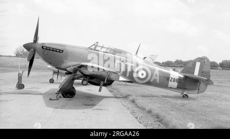 Royal Air Force - Hawker Hurricane IIC PZ865 „Last of the Many“ des Battle of Britain Memorial Flight, ausgestellt mit einem nicht standardmäßigen vierflügeligen Propeller. PZ865 wurde zum letzten der vielen ernannt und flog am 22. Juli 1944 erstmals in Langley, Buckinghamshire. Sie wurde nicht der RAF zugewiesen, sondern von Hawker Aircraft für Versuchsarbeiten einbehalten.Sie zog 1950 in das Hawker-Werk am Dunsfold Aerodrome und erhielt am 1. Mai 1950 die zivile Registrierung G-AMAU. Es wurde 1950 beim King's Cup Air Race von Group Captain Peter Townsend auf den zweiten Platz geflogen. Zu dieser Zeit wurde es in H gestrichen Stockfoto