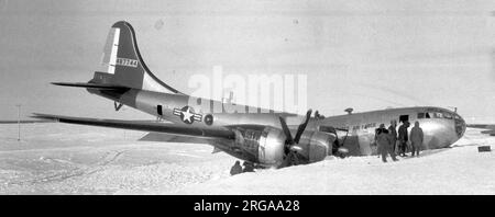 United States Air Force - Boeing WB-29-90-BW Superfortress 44-87744 (msn12547) , Streitkräfte landeten am Moses Point Airport, Elim, Alaska aufgrund von zwei Triebwerkausfällen während des Fluges. Bemerkenswert ist die Partikelschaufel auf dem Rumpf, an der hinteren oberen Revolverposition, die verwendet wird, um radioaktiven Fall aus Atomwaffentests in der Sowjetunion zu erkennen.zugeteilt an 2. Bombengruppe, 375. Aufklärungsgeschwader (sehr große Reichweite, Wetter), Die 58. Strategische Wetterstaffel, 2107. Luftwettergruppe am Luftwaffenstützpunkt Eielson, AK, neu benannt wurde. Stockfoto