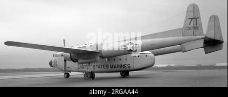 United States Marine Corps - Fairchild C-119F Flying Boxcar 131708 (msn 10893, Einheitencode '7T') Anfang der 1960er Jahre zur Entsorgung nach MASDC am 20. März 1975, dann in das zivile Register N7051U. Erhalten im Marine Corps Air Ground Museum, El Toro Marine Corps Air Station, CA., aber außerhalb der PBX in MCAS Miramar, CA, im Oktober 2002. Stockfoto