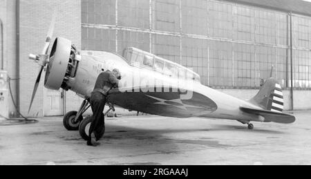 Boeing YP-29 34-23 (Boeing Modell 264). Die YP-29 ist hier mit einem experimentellen Propeller mit variabler Steigung ausgestattet. Das Flugzeug wurde später an die NACA (National Advisory Committee for Aeronautics) in Langley Field in Virginia geliefert. Das YP-29 ähnelte dem früheren XP-940 (Wright Field Experiment Designation), verfügte jedoch über ein geräumiges, geschlossenes Cockpit, das der Abstammung des P-26 folgte, bis hin zum Model248-XP-936, Modell 266-P-26 und XP-940. Boeing entwickelte auch eine schiffsgestützte Version als XF7B-1-Modell 273. Stockfoto