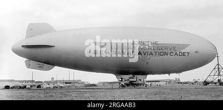 United States Navy - Goodyear ZSG-3-Luftschiff K-120 (BuAer Nummer 33512) mit Sitz in der Oakland Naval Air Station in Kalifornien, das als Rekrutierungs-Rekrutierungstafel für die US Naval Reserve verwendet wird. Die Blimps der K-Klasse wurden im Jahr 1931 als erster Blimps der USN eingeführt, bei dem das Auto am Umschlag befestigt und nicht an Kabeln aufgehängt wurde. Aufgrund verschiedener Bezeichnungen, mit Modifikationen und Konstruktionsänderungen, begann diese K-Klasse das Leben ca1940 als ZNPK-3 (Z=Luftschiff, N=nicht-starr, P=Patrol, K=K-Klasse), das N (für nicht-starr) wurde 1947 fallen gelassen und 1954 wieder als ZSG-3 (Z=Luftschiff, S=A) ausgewiesen Stockfoto