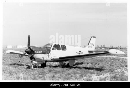 United States Air Force - Beechcraft QU-22B 69-7702 (msn EB-10) die QU-22B wurde als sehr leise, unkontrollierte Relaisstation für das Bewegungserkennungssystem Igloo White entwickelt, das auf dem Ho-Chi-Minh-Pfad in Laos und Kambodscha eingesetzt wird. Bei Operationen wurde das Flugzeug ohne einen Piloten geflogen, aber mit einem Igloo White Agenten. Dieses spezielle Flugzeug wurde nicht im ODF-Betrieb im Vietnam-Theater eingesetzt, blieb jedoch in den USA und wurde am 8. November 1972 zur Entsorgung an MASDC geschickt. Der Selbstbehalt wurde am 19. Juli 1973 angemeldet und mit dem eingetragenen Firmensitz N49893 veräußert. Stockfoto