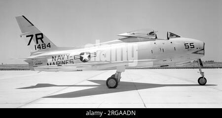 United States Navy - United States Marine Corps - North American FJ-4B Fury 141484 (Basiscode '7R', Rufzeichen '55') einer kombinierten Navy - Marines Reserve Flugschule. Der FJ-4B wurde 1962 in AF-1E umbenannt. Stockfoto