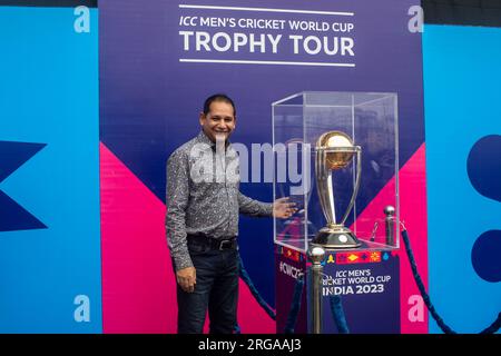 Dhaka, Bangladesch. 08. Aug. 2023. Der ehemalige Kapitän des Bangladesch Cricket-Teams Habibul Bashar posiert für ein Foto neben der ICC Männer Cricket World Cup Trophäe, die im Sher-e-Bangla National Stadium in Mirpur, Dhaka, ausgestellt wird. Die Trophäen-Tour zur ICC-Weltmeisterschaft der Herren in Bangladesch findet vom 07. Bis 09. August 2023 statt. (Foto: Sazzad Hossain/SOPA Images/Sipa USA) Guthaben: SIPA USA/Alamy Live News Stockfoto