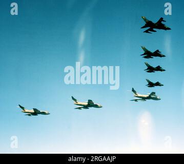 Royal Air Force - 3x Handley Page Victor K.2 in Formation mit 4x Panavia Tornado GR.1 Bombern des 27. Geschwaders. Stockfoto