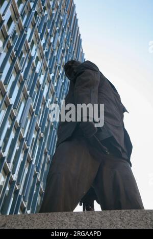 Bronzestatue des unbekannten Künstlers mit einem Pinsel " Don't applaudid, just throw money " vor dem Tate Modern, London, England Stockfoto