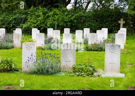 Commonwealth war Graves auf dem Friedhof der Scopwick Kirche des Heiligen Kreuzes, Scopwick, Lincoln, Lincolnshire, England Stockfoto