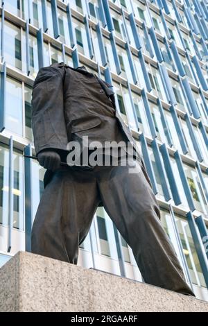 Bronzestatue des unbekannten Künstlers mit einem Pinsel " Don't applaudid, just throw money " vor dem Tate Modern, London, England Stockfoto