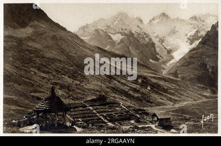 Stimmungsvolle Panoramafoto der französischen Alpen - Col de Lautaret und Alpengarten. Stockfoto