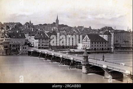 Die Mittelbrücke in Basel, Schweiz. Befindet sich an der ältesten Brücke auf der anderen Rheinseite Stockfoto