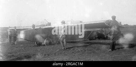 Bardin B-1 Segelflugzeug, entworfen und gebaut von Rene Bardin, wird in Kürze mit einem Bungee auf dem Congres Experimental de vol sans moteur de Vauville 1923 in Frankreich starten. (RH-Bild des Stereopaares) Stockfoto