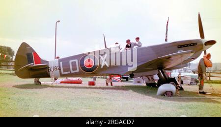 Supermarine Spitfire LF.XVIe TB382 „LO - X“, (Nr. 602 (Stadt Glasgow) Geschwader), an der RAF Middleton St. George, Ich Bin'S Stockfoto