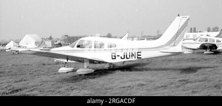 Piper PA-28-161 Cherokee Warrior II G-JUNE, von Allen Technical Services Ltd Ist nach diesem Foto abgestürzt. Stockfoto