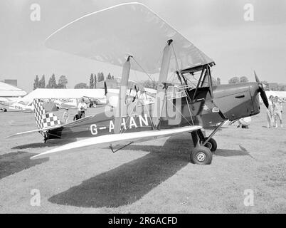 De Havilland DH.82A Tiger Moth G-AHAN (msn 86553, ex PG644), bei einer PFA-Rallye auf dem Flugplatz Cranfield. 1944: Erbaut als Tigermoth II von de Havilland in Hatfield und PG644 von der Armee de l'Air unter Druck genommen. Stockfoto