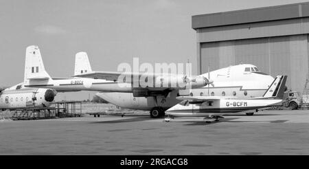 Armstrong Whitworth AW.660 Argosy C.1 G-BDCV „Hamilcar“ (ehemals Royal Air Force XP412) von Air Bridge Carriers, mit Partenavia P.68B Victor G-BCFM, am Flughafen East Midlands, mit einem AW650 Argosy (zivile Version) im Hintergrund. Stockfoto