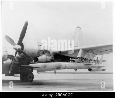 Ein Prototyp einer Radioplaner XQ-4-Supersonic-Zieldrohne, unter dem Flügel ihres Startflugzeugs Boeing B-50D 47-16? Stockfoto