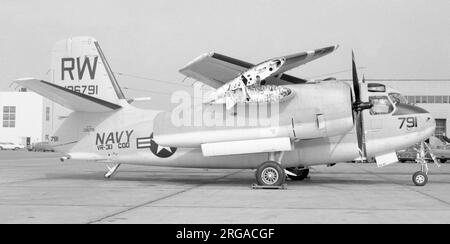 United States Navy - Grumman C-1A Trader 136791, of VR-30 (Basiscode RW, Rufzeichen 791), am Alameda Naval Air Station am 4. November 1967 Stockfoto