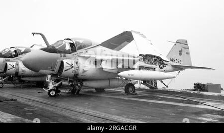 United States Navy - Grumman A-6E Intruder 149953 (Basiscode ab, Rufzeichen 512) von VA-34, gefesselt auf USS America, im Hafen von Portsmouth, September 1982. Stockfoto