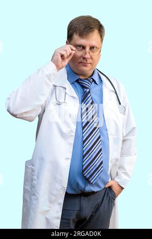 Männlicher Arzt in einem blauen Hemd mit blauer Krawatte. Stockfoto