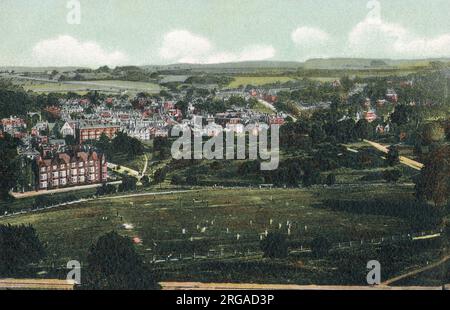 Blick vom Mount Ephraim auf die Royal Tunbridge Wells, über den Lower Common (und Cricket Ground) in Richtung London Road (A26). Stockfoto