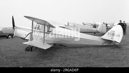 De Havilland DH.87 Hornet Moth F-BCJO (msn 8035), Kidlington, ca. 4. April 1959. Zuerst flog er als G-ADKL ein, beeindruckt als W5750, während des Krieges, kehrte zu G-ADKL nach dem Krieg zurück, exportierte als F-BCJO nach Frankreich und kehrte nach seiner Rückkehr nach Großbritannien wieder zu G-ADKL zurück. Stockfoto