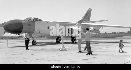 United States Navy - Douglas NRA-3B Skywarrior 144825, auf einer Flugschau am 15. Mai 1965. Erbaut als A3D-2P-Fotoaufklärungsbomber, umbenannt RA-3B im Jahr 1962 und umgebaut für Testzwecke als NRA-3B mit dem Naval Raketenzentrum am Point Mugu Naval Air Station in Kalifornien. Stockfoto